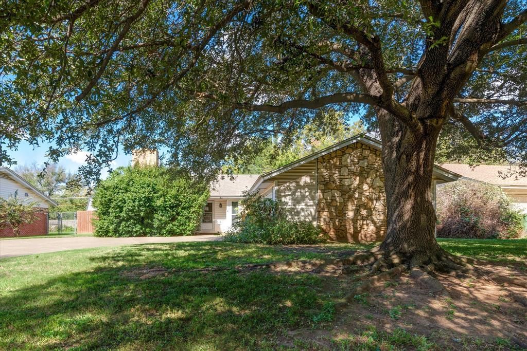 2703 Blackwood Dr, Arlington, TX 76013