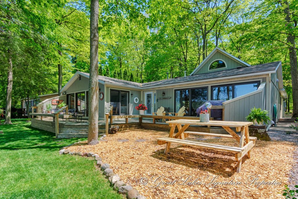 5669 S River Dr, Newaygo, MI 4 Bed, 3 Bath SingleFamily Home 44