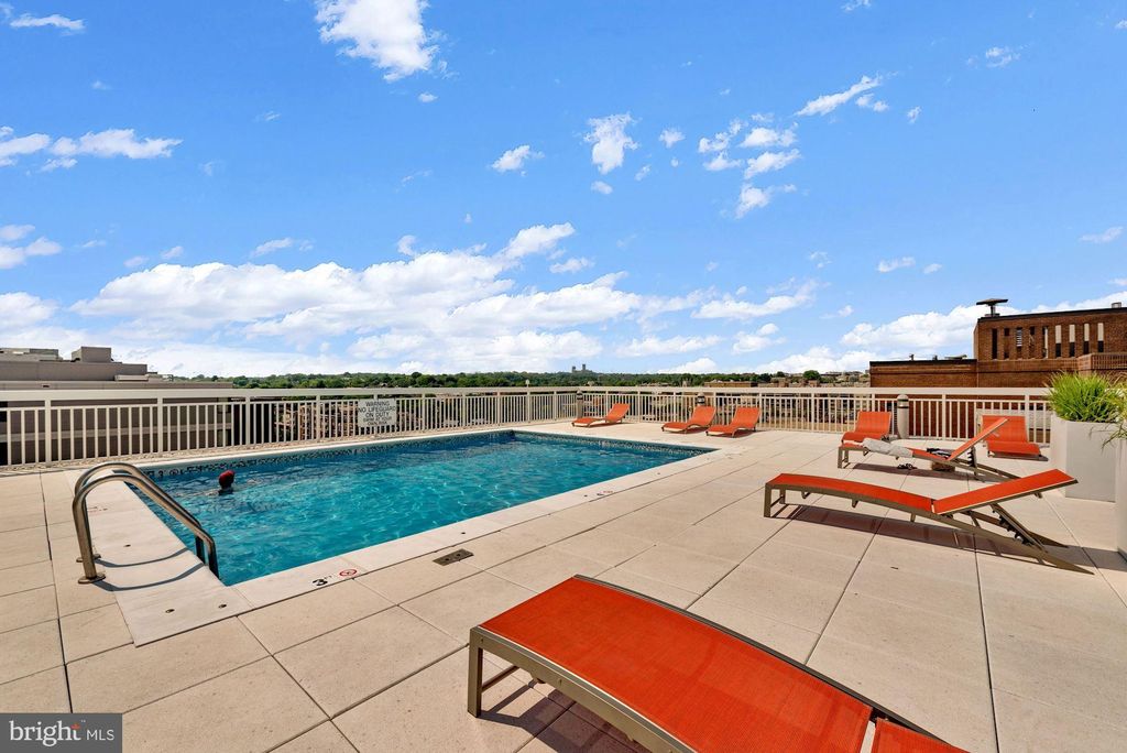 1260 21st St NW #404, Washington, DC 20036