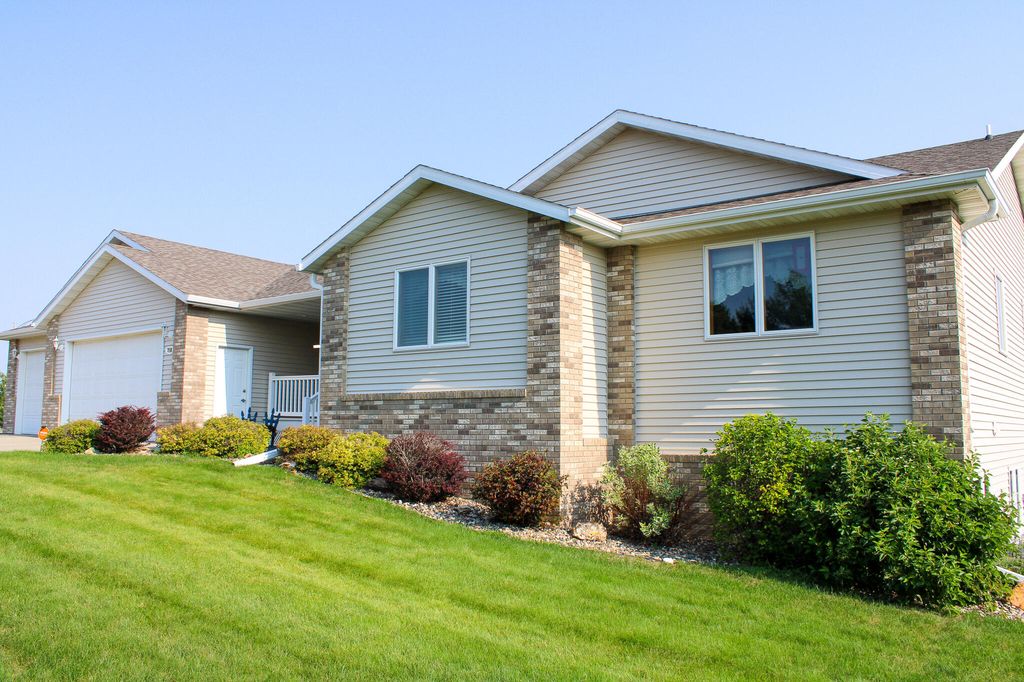 718 Buckskin Ave, Bismarck, ND 58503