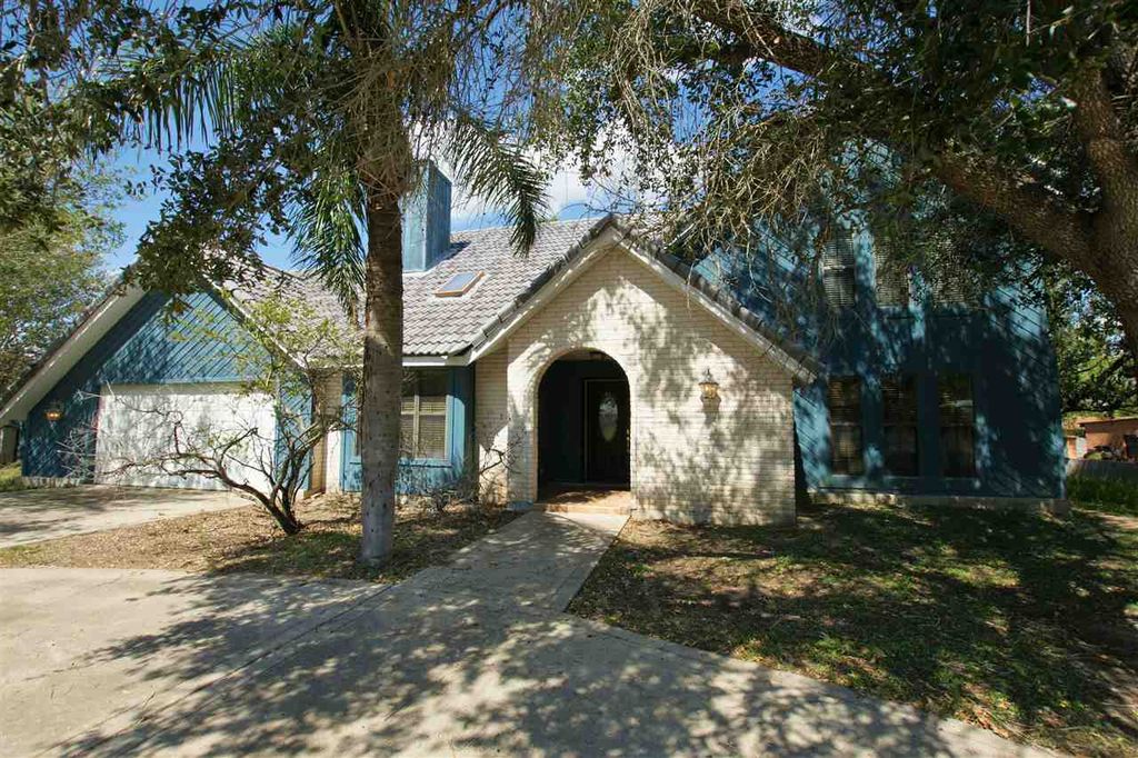 112 Flores Dr, Zapata, TX 78076