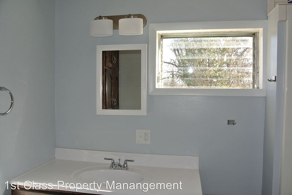 1720 Robert St, Poplar Bluff, MO 63901