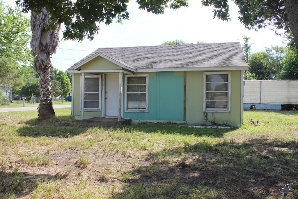 1210 8th St, Palacios, TX 77465