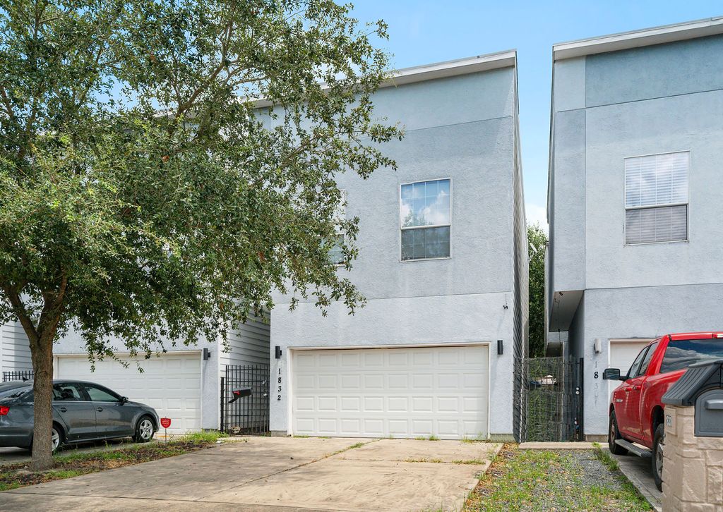 1832 Woodvine Dr, Houston, TX 77055