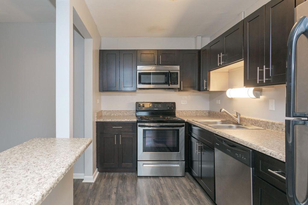 1958 W Algonquin Rd, Mount Prospect, IL 60056