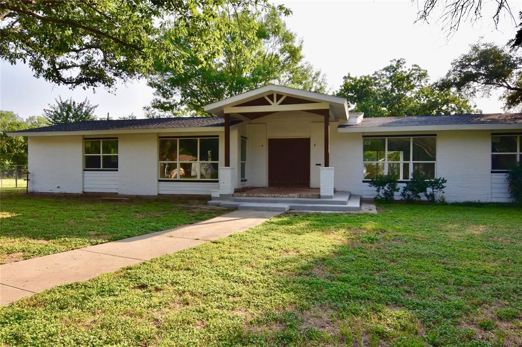 2006 11th St, Brownwood, TX 76801
