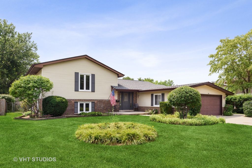 1911 E Waverly Ln, Arlington Heights, IL 60004
