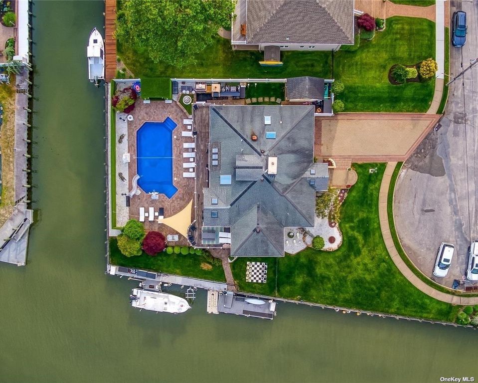 2 Dolphin Ln, West Islip, NY 11795