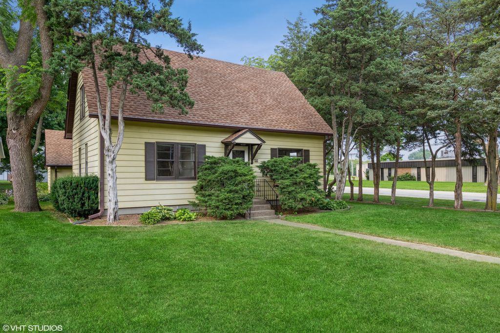 290 E Terra Cotta Ave, Crystal Lake, IL 60014