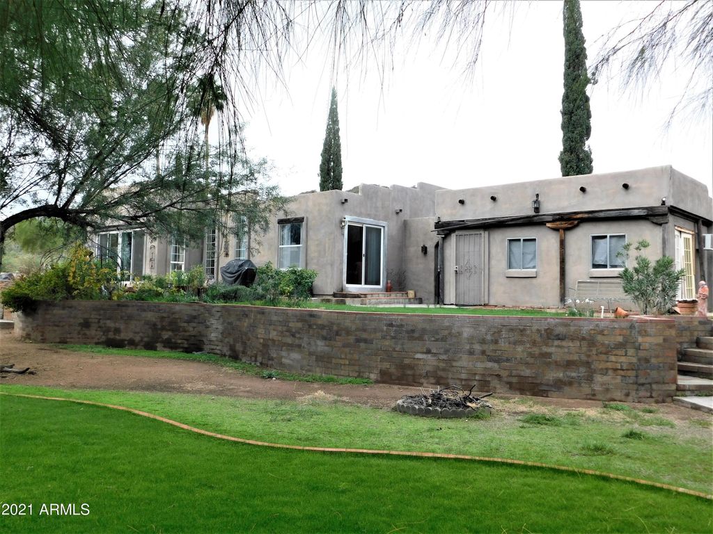 323 S Piedra Negra Dr, Queen Valley, AZ 85118