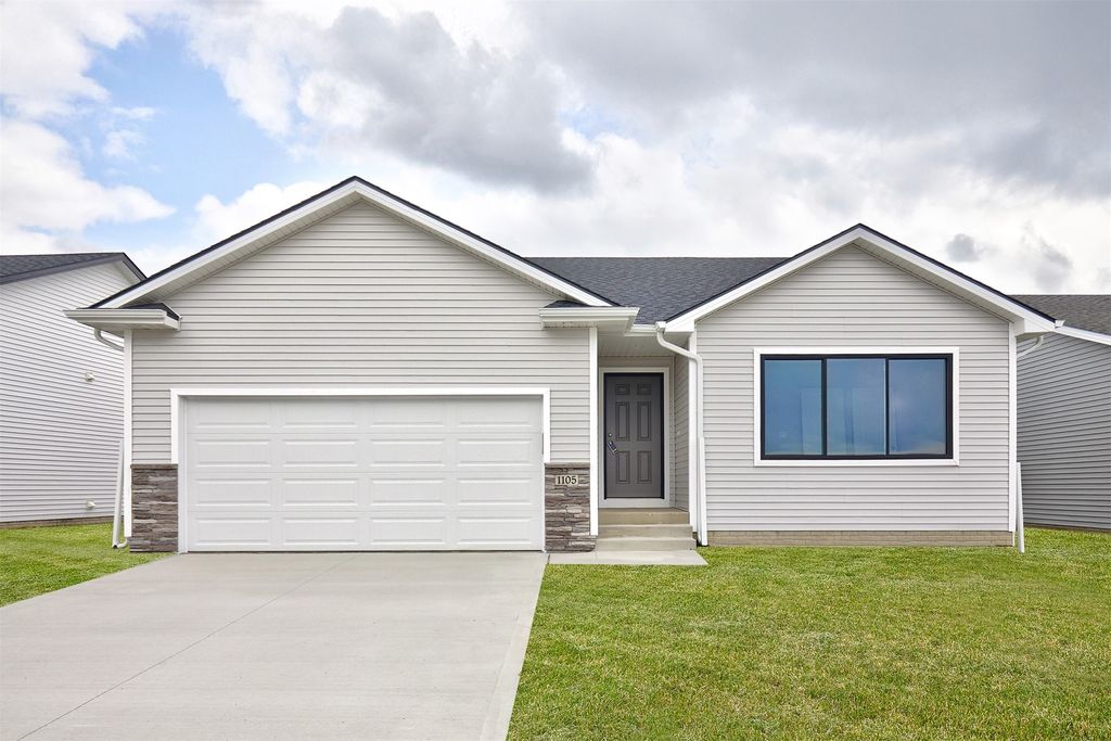 1105 Featherstone Ave NE, Bondurant, IA 50035