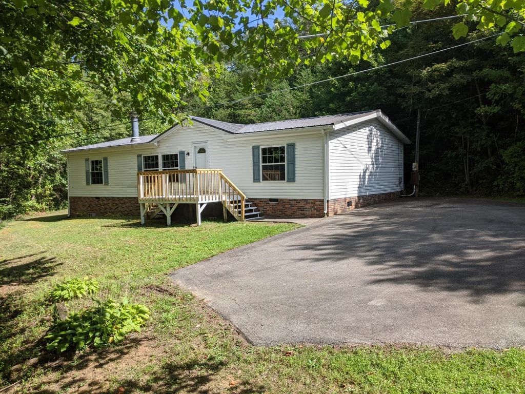 102 Valentine Rd, Chuckey, TN 37641 3 Bed, 2 Bath Mobile