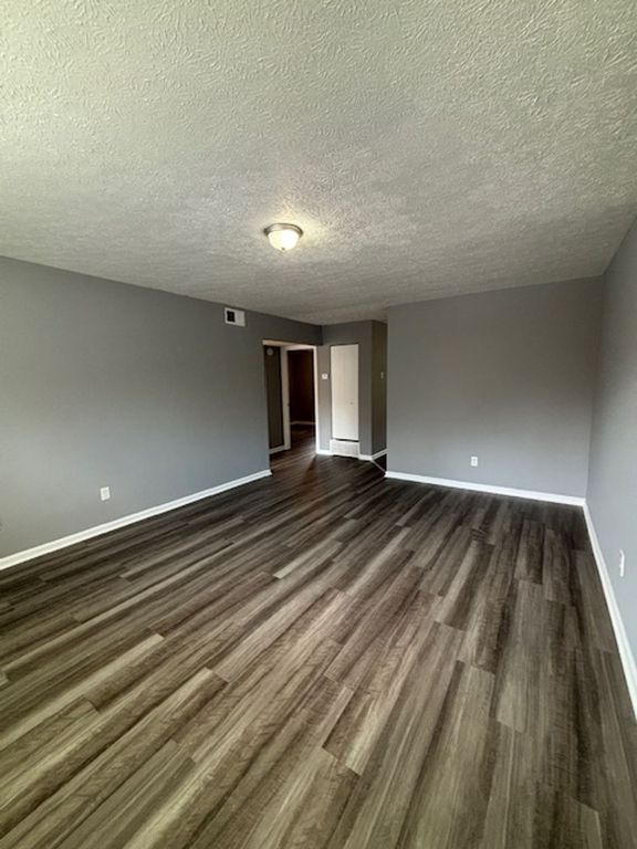 437 Woodcreek Dr, Radcliff, KY 40160