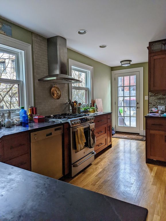 657 Washington St, Brookline, MA 02446