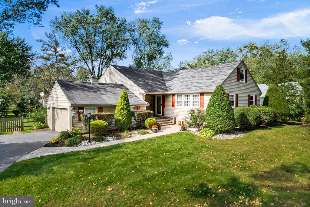 420 Toll House Ln, Moorestown, NJ 08057