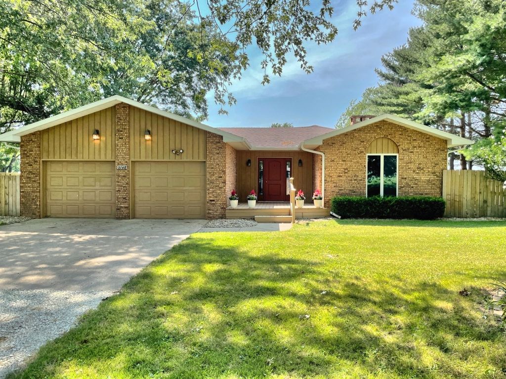 2148 Bonnie Ln, Monticello, IL 61856