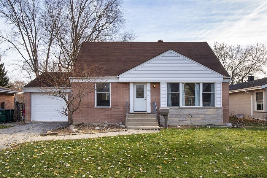 1075 Cedar Ln, Northbrook, IL 60062