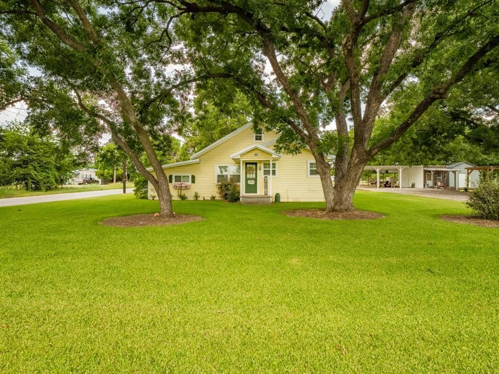 741 W Juarez Ave, De Leon, TX 76444