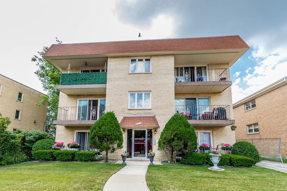 6111 W Leland Ave #202, Chicago, IL 60630