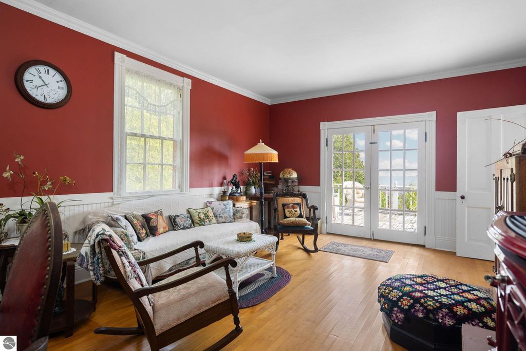 view 45th full size image of this home