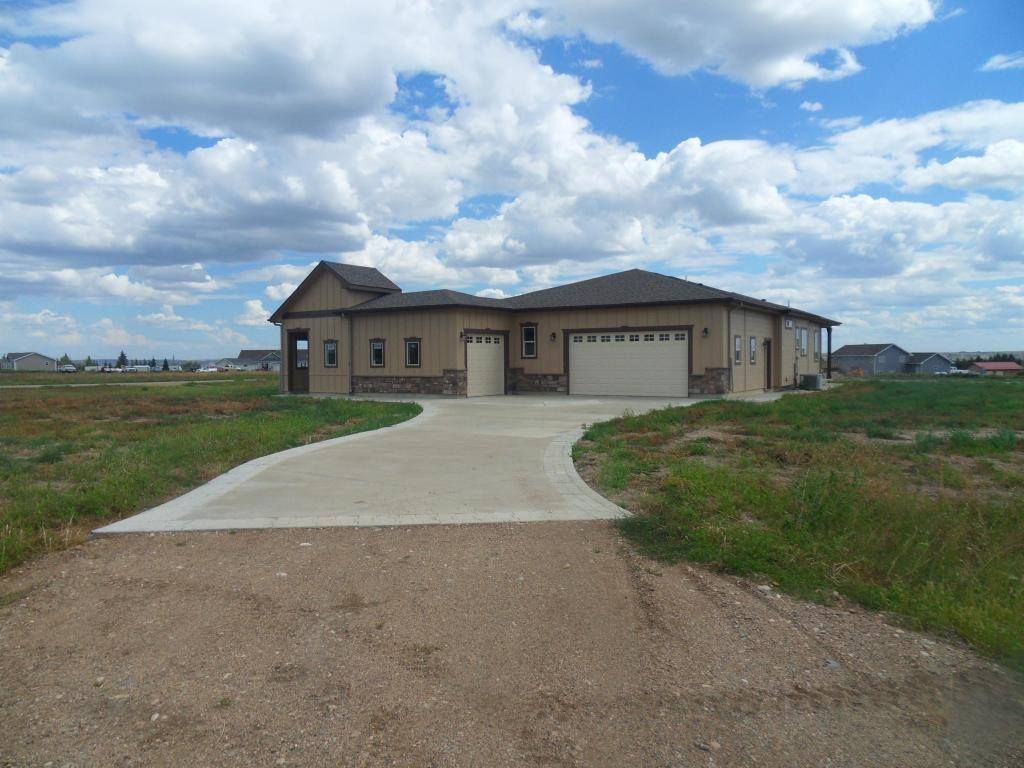 14072 Southview Dr NW, Williston, ND - 6 Bed, 4 Bath Single-Family Home