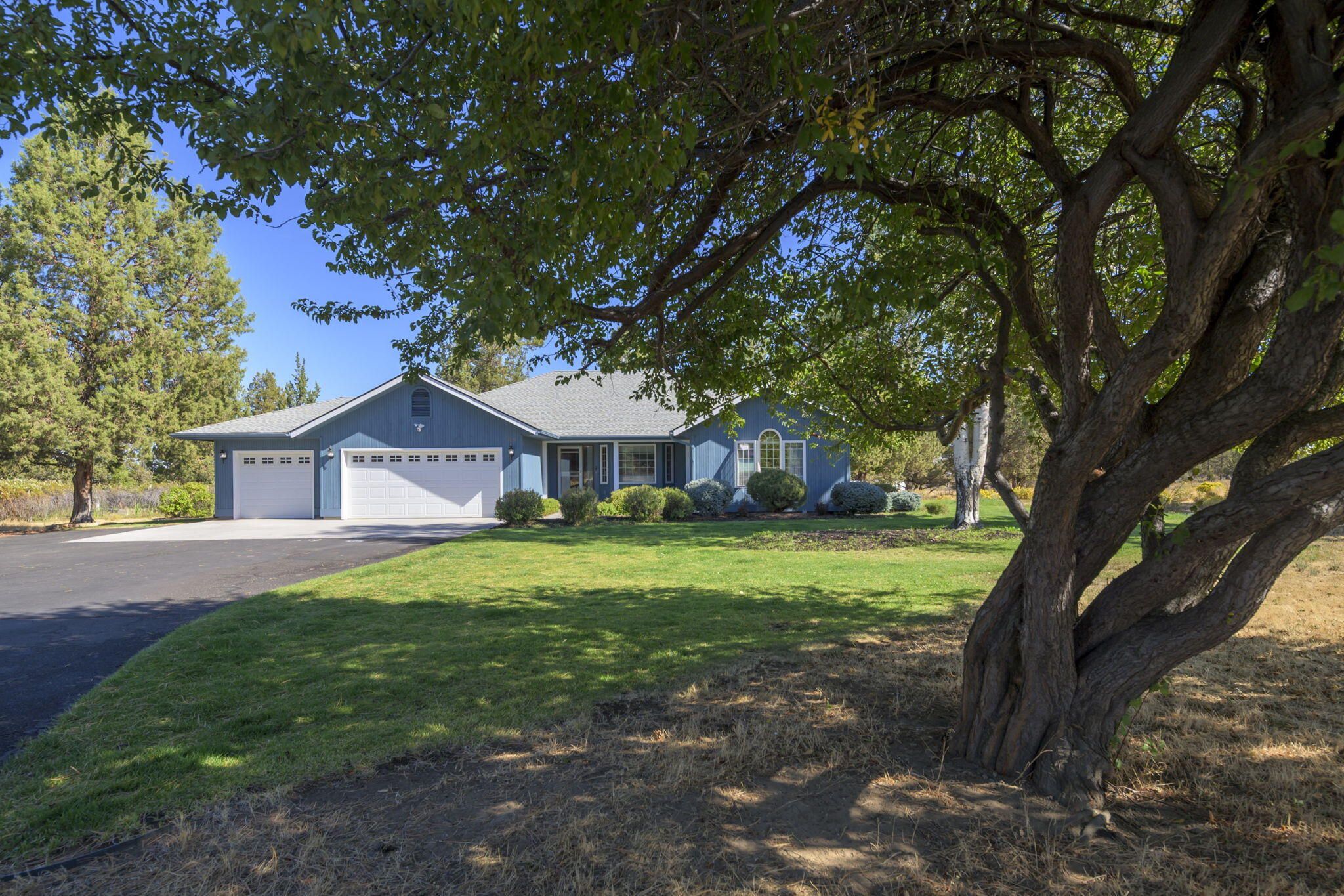 WALMART SUPERCENTER 300 NW OAKTREE LN REDMOND OR 97756 intelligence overview