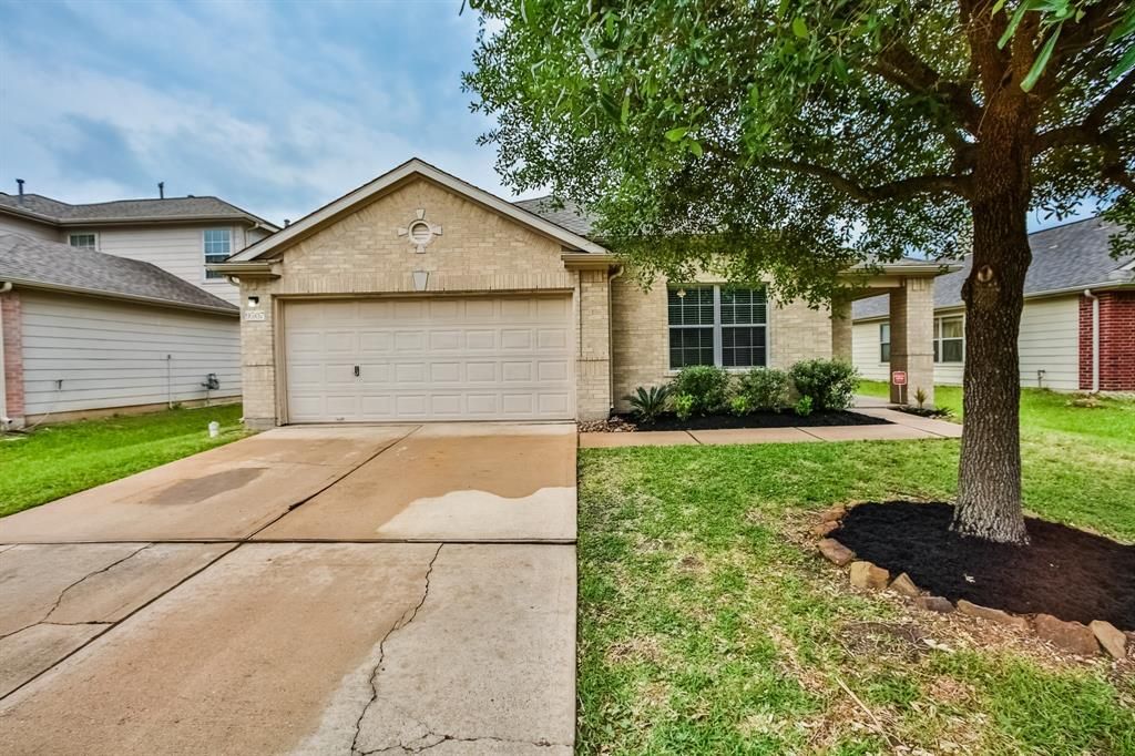9507 Abigail Dr, Sugar Land, TX 3 Bed, 2 Bath Single