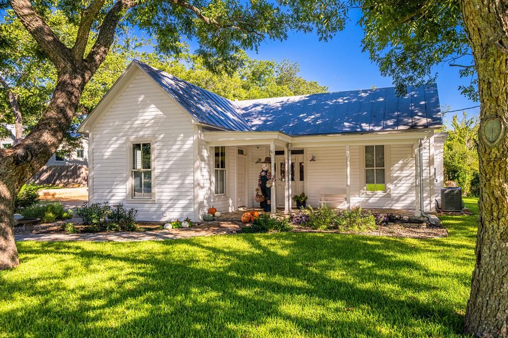 305 S Milam St, Fredericksburg, TX 78624 Trulia